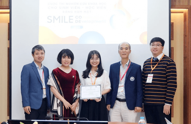 sinh viên ĐH Duy Tân nhận giải Nhì tại hội thi