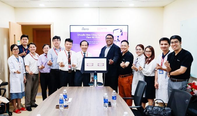 Đại học Duy Tân chụp hình cùng các đại diện đến từ Công ty Align Technology Việt Nam